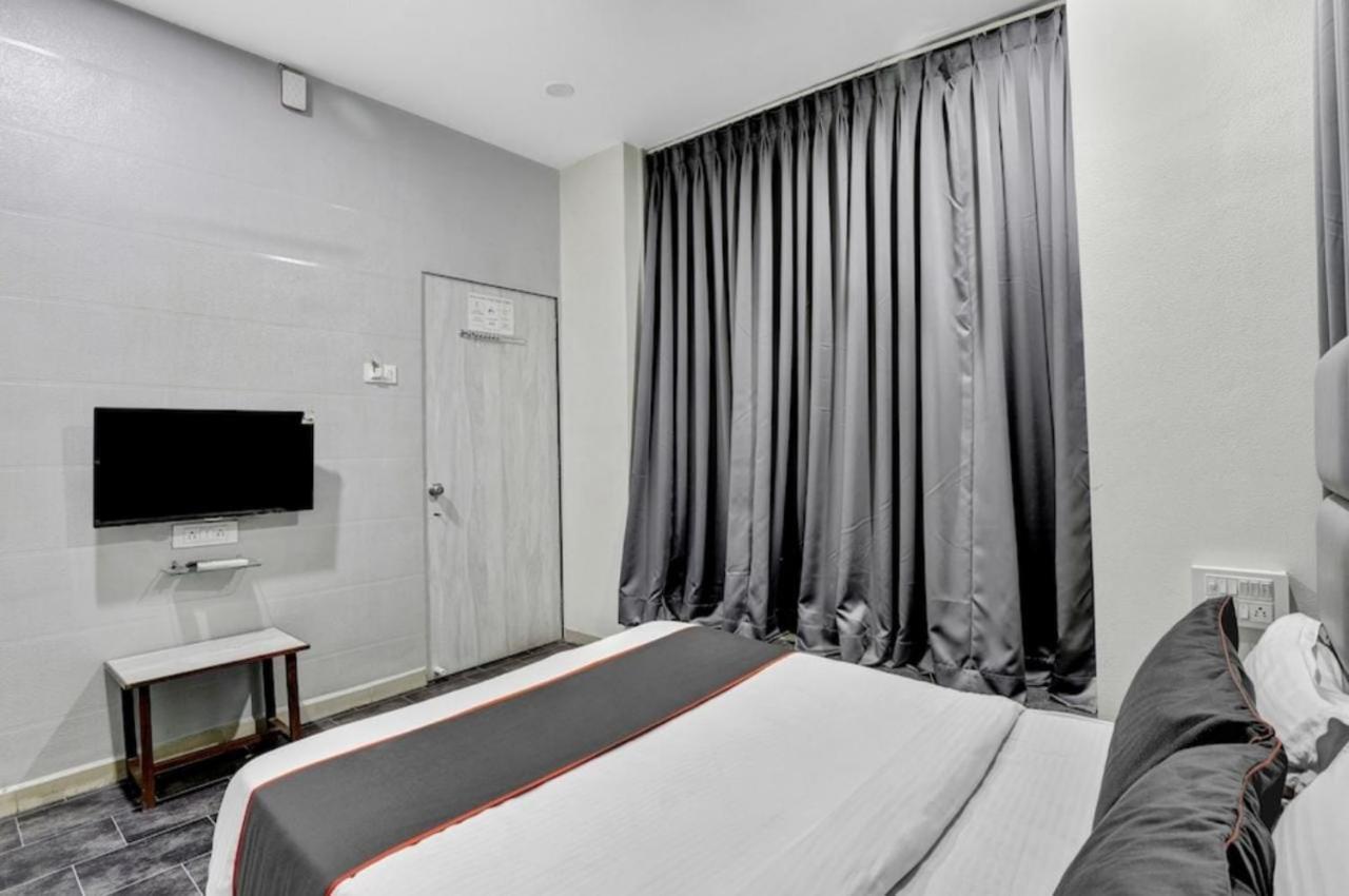 Hotel Unicorn, Surat Exterior foto