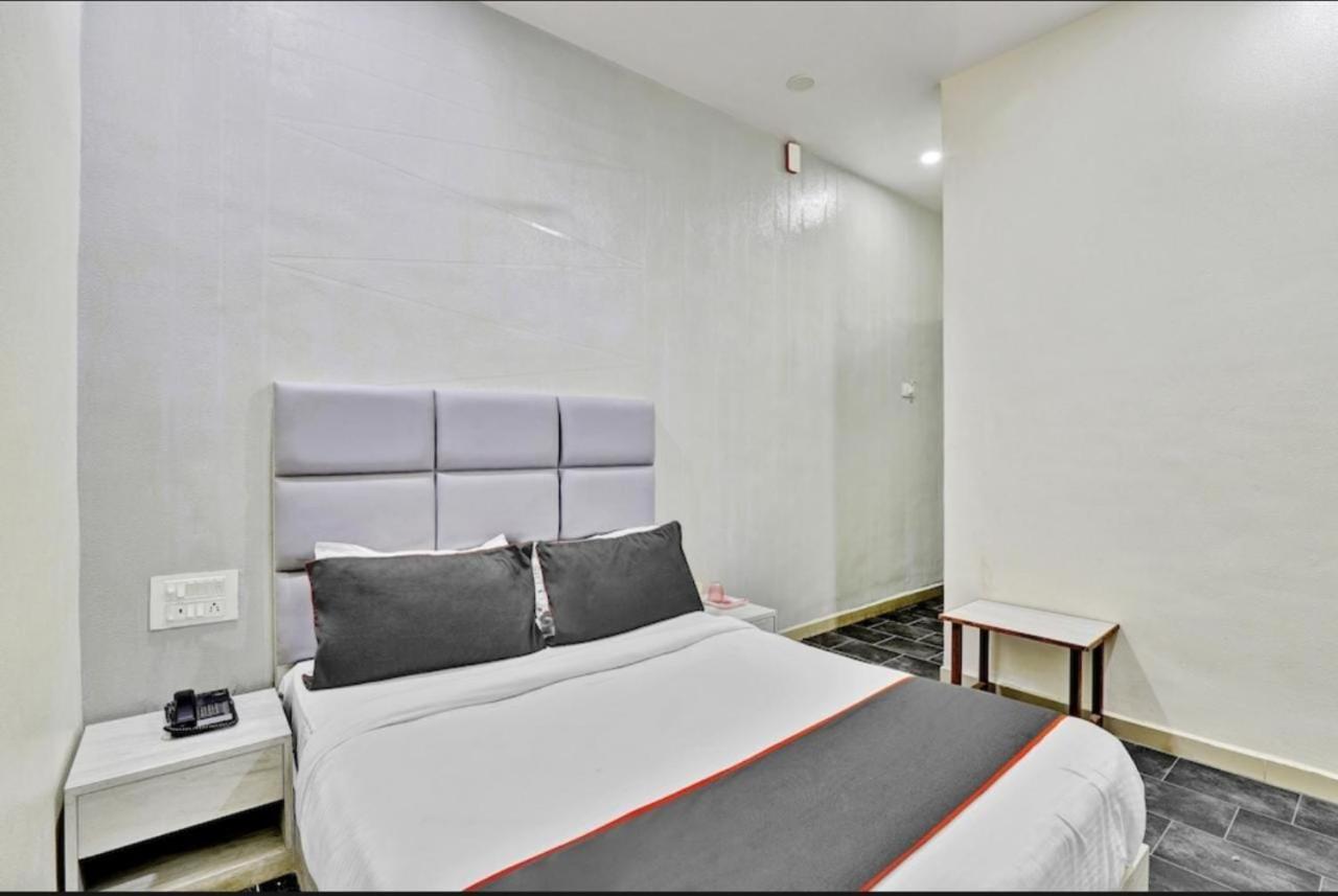 Hotel Unicorn, Surat Exterior foto